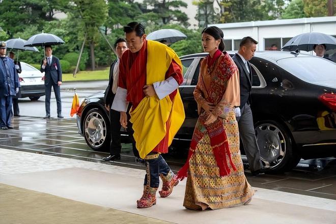 国王一家5口幸福美满王后美如冰山雪莲凯时尊龙最新网站不丹：亚洲最穷的国家(图2)