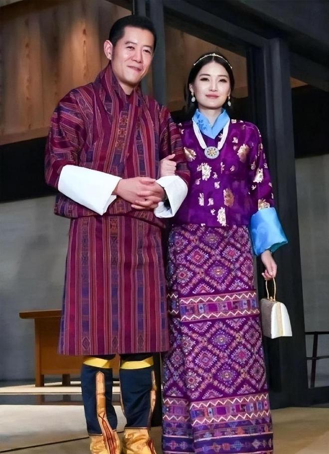 国王一家5口幸福美满王后美如冰山雪莲凯时尊龙最新网站不丹：亚洲最穷的国家(图1)
