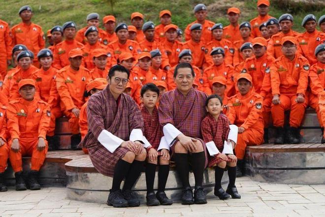 国王一家5口幸福美满王后美如冰山雪莲凯时尊龙最新网站不丹：亚洲最穷的国家(图4)
