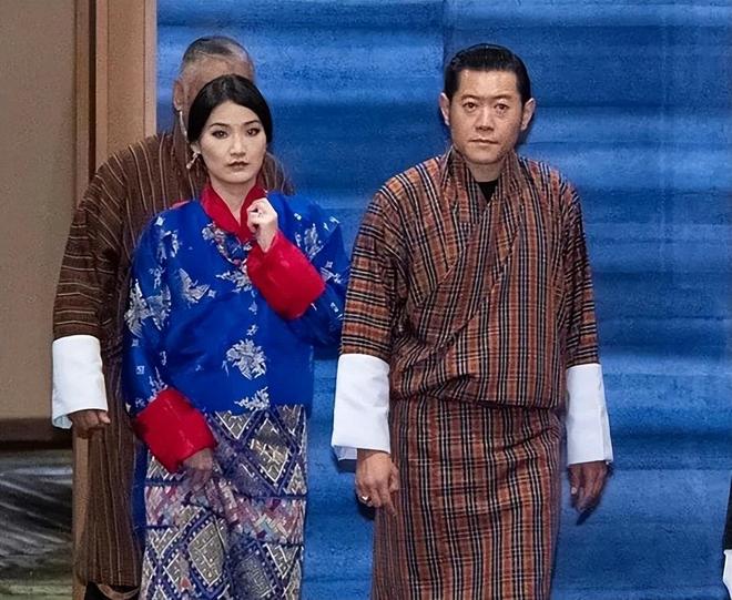 国王一家5口幸福美满王后美如冰山雪莲凯时尊龙最新网站不丹：亚洲最穷的国家(图6)