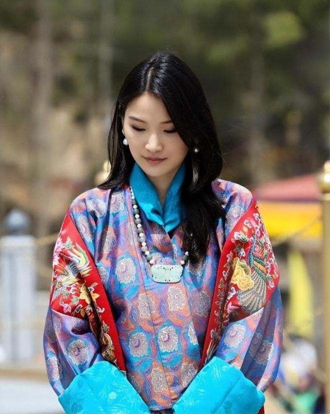 国王一家5口幸福美满王后美如冰山雪莲凯时尊龙最新网站不丹：亚洲最穷的国家(图12)