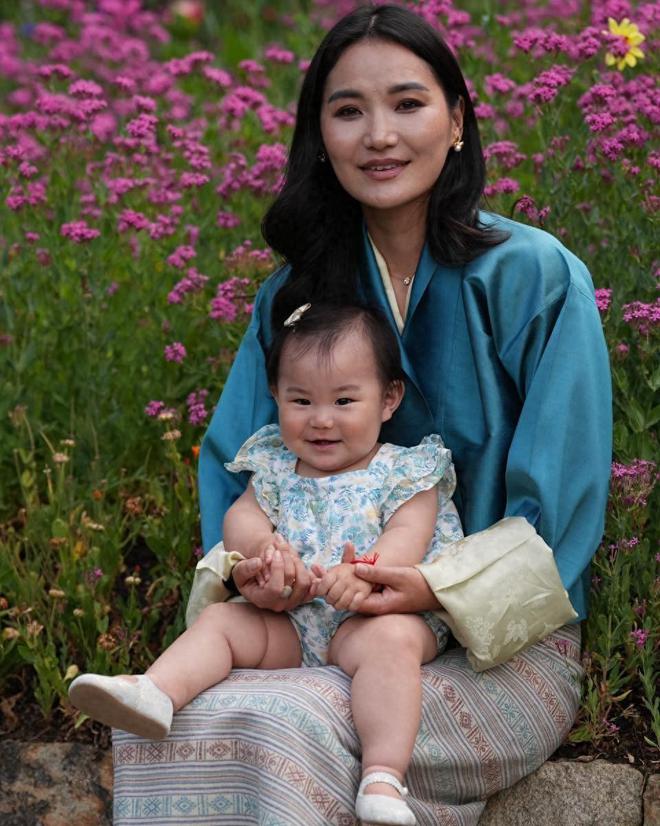 国王一家5口幸福美满王后美如冰山雪莲凯时尊龙最新网站不丹：亚洲最穷的国家(图16)