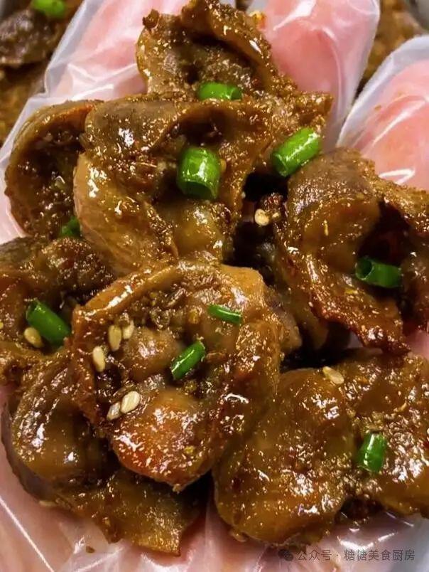 黄酥脆内里却保持着柔嫩多汁香气扑鼻。尊龙人生就是博烤鸡胗！它外表烤得金(图2)